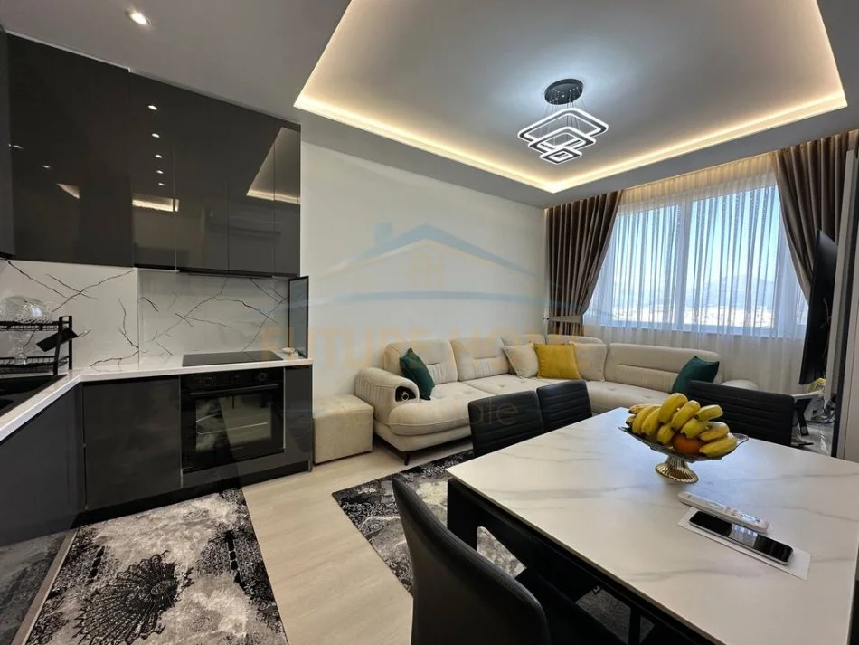 Tirane, shitet apartament 2+1+Ballkon Kati 8, 77 m² 165.000 € (Golden Parku)