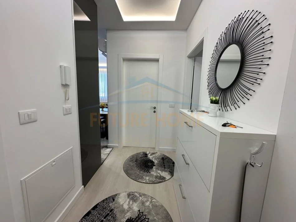 Tirane, shitet apartament 2+1+Ballkon Kati 8, 77 m² 165.000 € (Golden Parku)