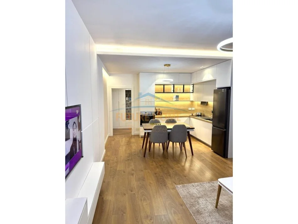 Tirane, jepet me qera apartament 2+1+2 Kati 4, 100 m² 900 €