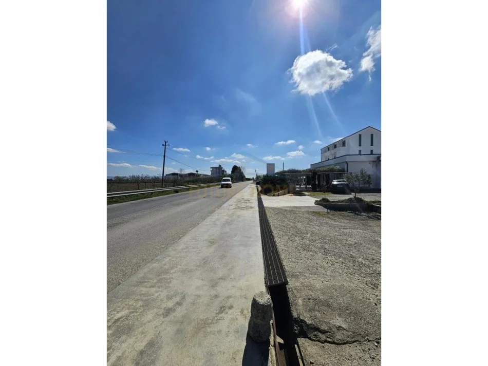 Durres, jepet me qera ambjent biznesi Kati 0, 1.000 m² 600 € (fllak)