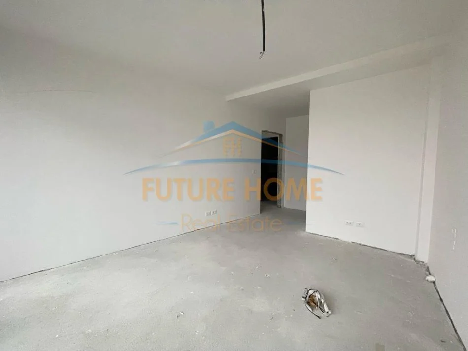 Tirane, jepet me qera zyre Kati 10, 128 m² 1.400 € (Lake View)