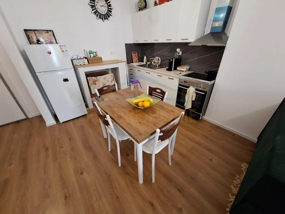Tirane, shitet apartament 1+1+Ballkon Kati 5, 61 m² 95.000 € (Ali Demi)