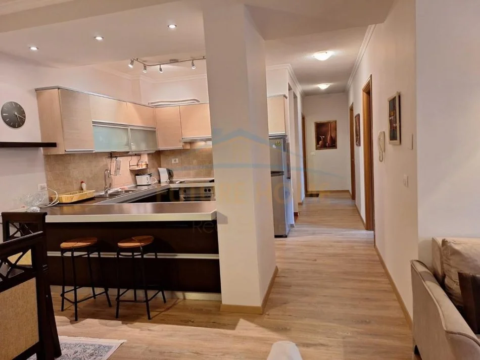 Tirane, jepet me qera apartament 2+1 Kati 5, 100 m² 900 € (Blloku)