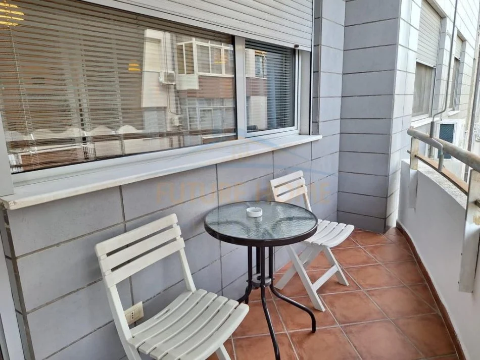 Tirane, jepet me qera apartament 2+1+Ballkon Kati 5, 100 m² 900 € (Bllok, Rruga Sami Frasheri)