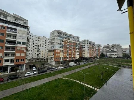 Tirane, shitet apartament 2+1+Ballkon Kati 5, 85 m² 115.000 € (yzberisht ngjitur me grand gallery)