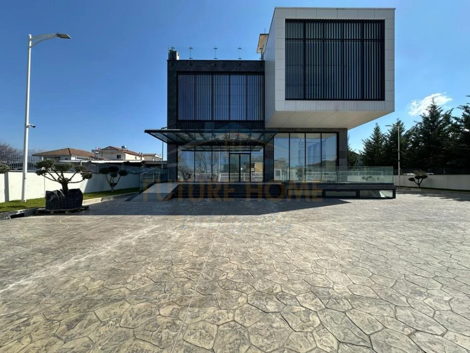 Jepet me Qera Ambjent Biznesi , 2.950 m² 15.000 € (Mzez)