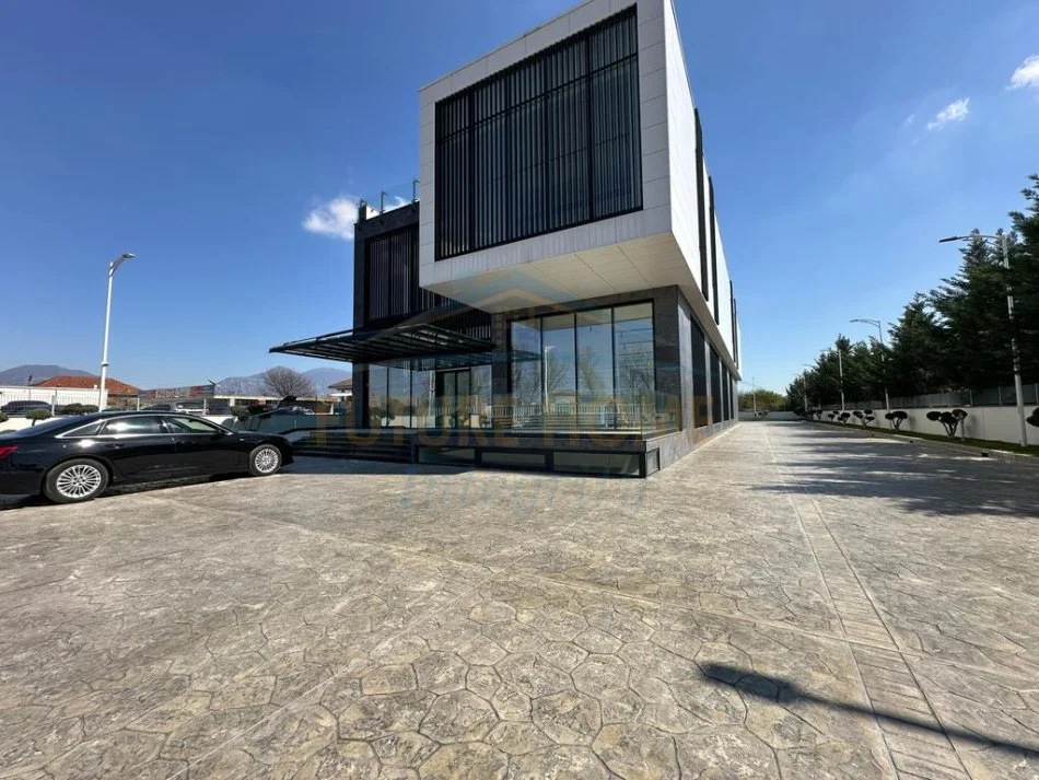 Jepet me Qera Ambjent Biznesi , 2.950 m² 15.000 € (Mzez)