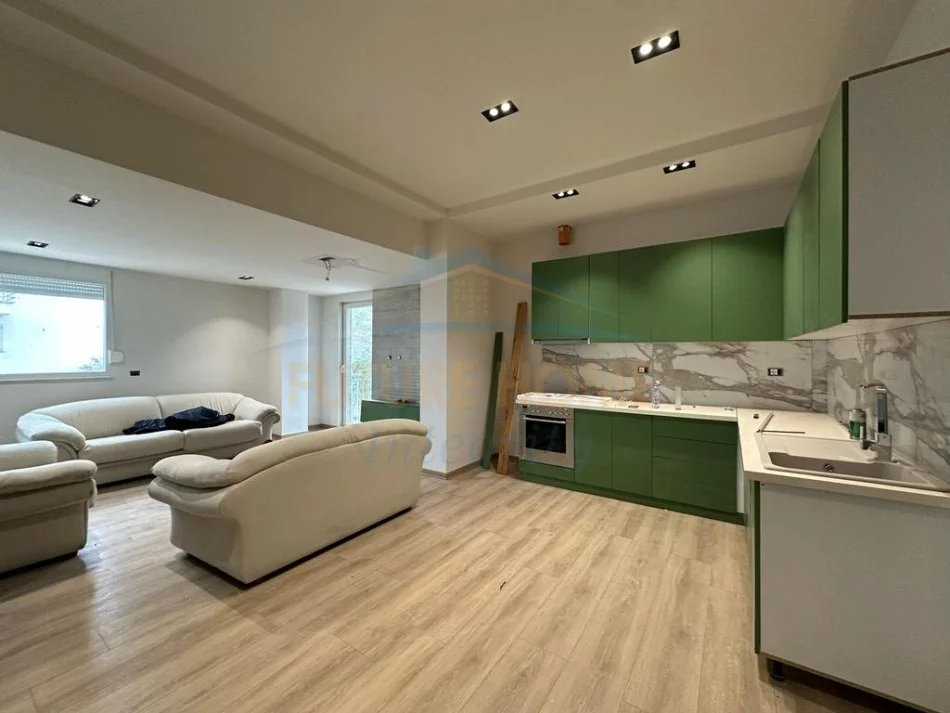 Tirane, jepet me qera apartament 1+1 Kati 2, 60 m² 350 € (Fresku)