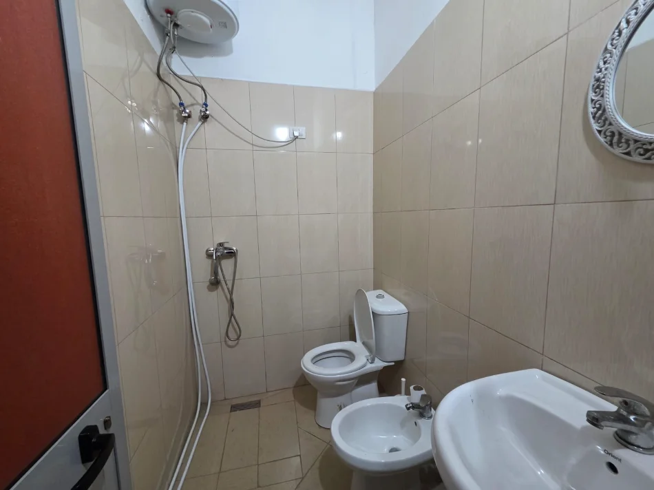 Tirane, jepet me qera magazine Kati 0, 300 m² 1.950 € (Casa Italia)