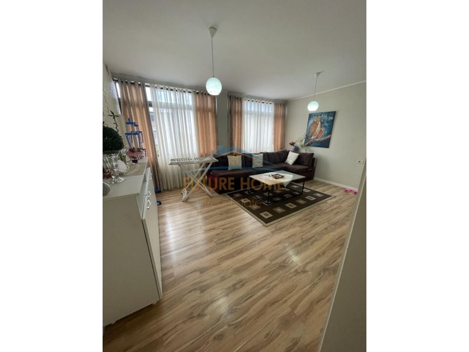 Tirane, shes apartament 3+1 Kati 3, 124 m² 150.000 € (Allias)