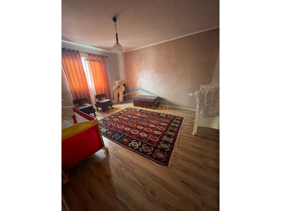 Tirane, shes apartament 3+1 Kati 3, 124 m² 150.000 € (Allias)