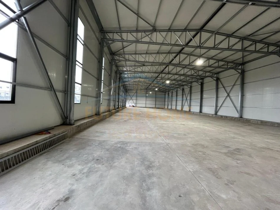 Durres, jepet me qera ambjent biznesi Kati 0, 3.600 m² 3.000 € (shinavlash)