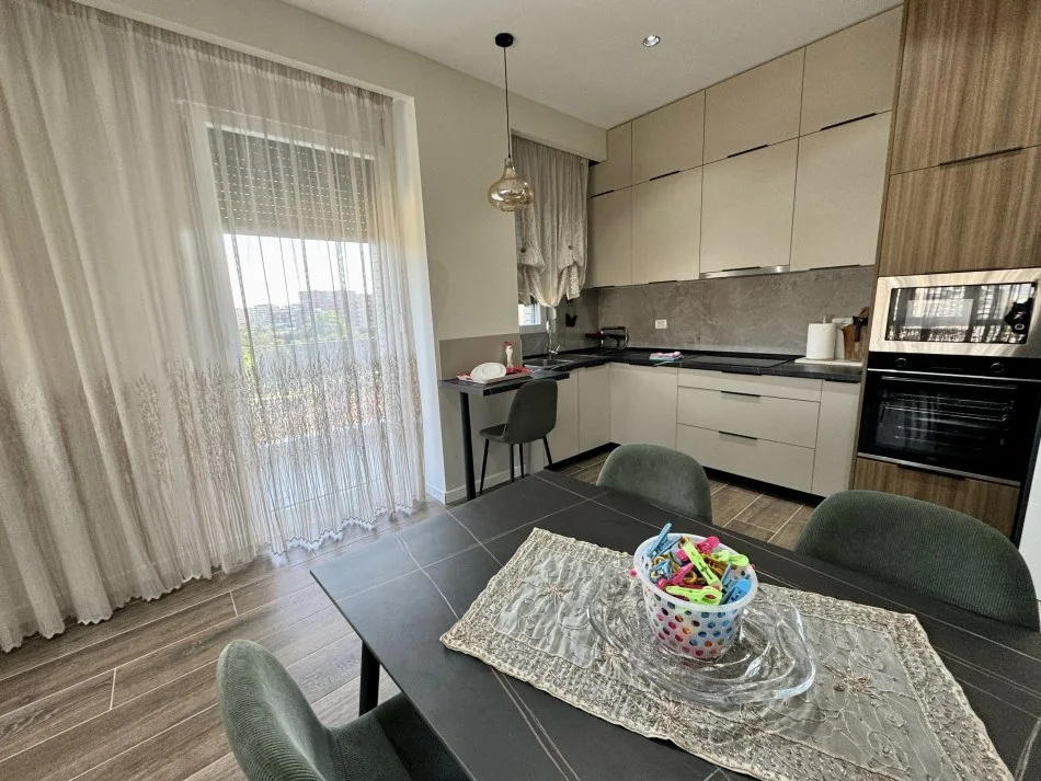 Tirane, jepet me qera apartament 2+1+Ballkon Kati 3, 70 m² 500 € (Ish Fusha e Aviacionit)