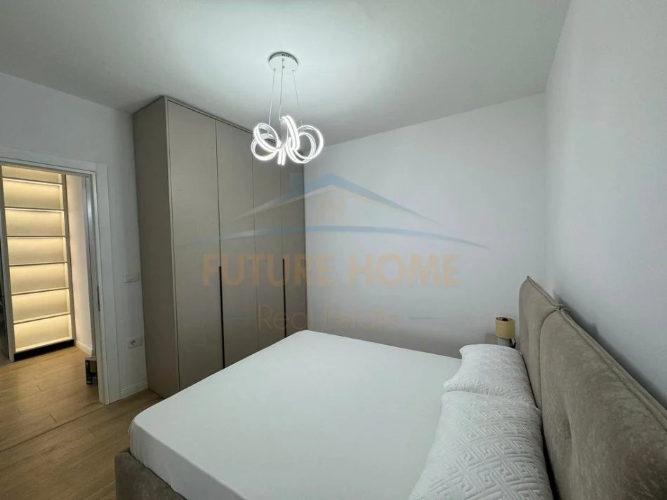 Tirane, jepet me qera apartament 2+1+Ballkon Kati 12, 80 m² 650 € (Golden Park)