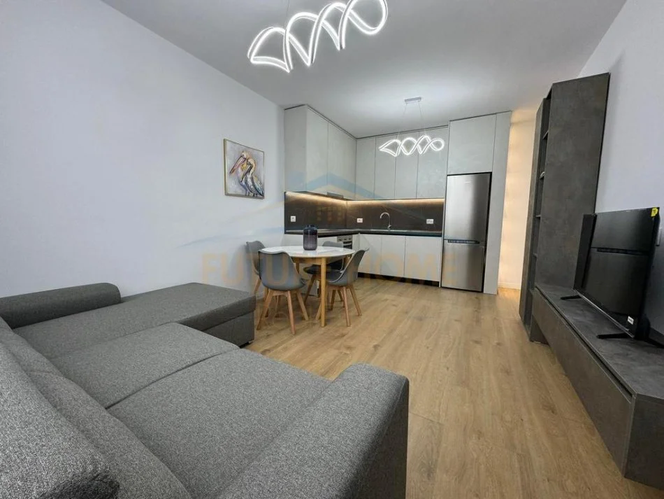 Tirane, jepet me qera apartament 2+1+Ballkon Kati 12, 80 m² 650 € (Golden Park)