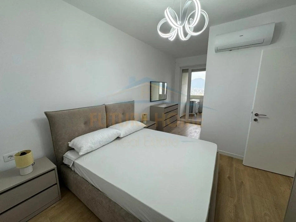 Tirane, jepet me qera apartament 2+1+Ballkon Kati 12, 80 m² 650 € (Golden Park)