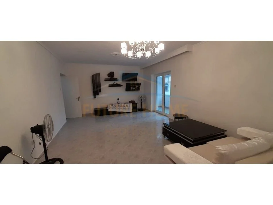 Korce, jepet me qera apartament 2+1+Ballkon Kati 2, 90 m² 250 € (Lagjia 15, Korçë)