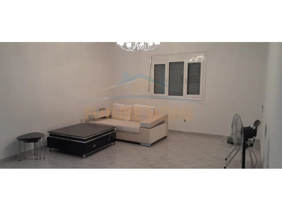 Korce, jepet me qera apartament 2+1+Ballkon Kati 2, 90 m² 250 € (Lagjia 15, Korçë)