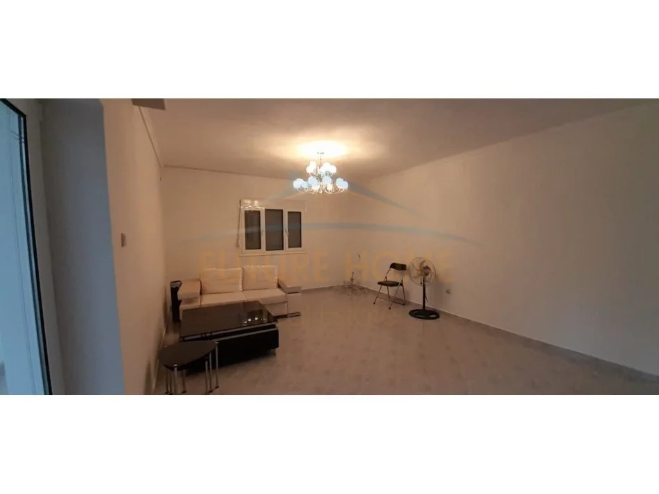 Korce, jepet me qera apartament 2+1+Ballkon Kati 2, 90 m² 250 € (Lagjia 15, Korçë)