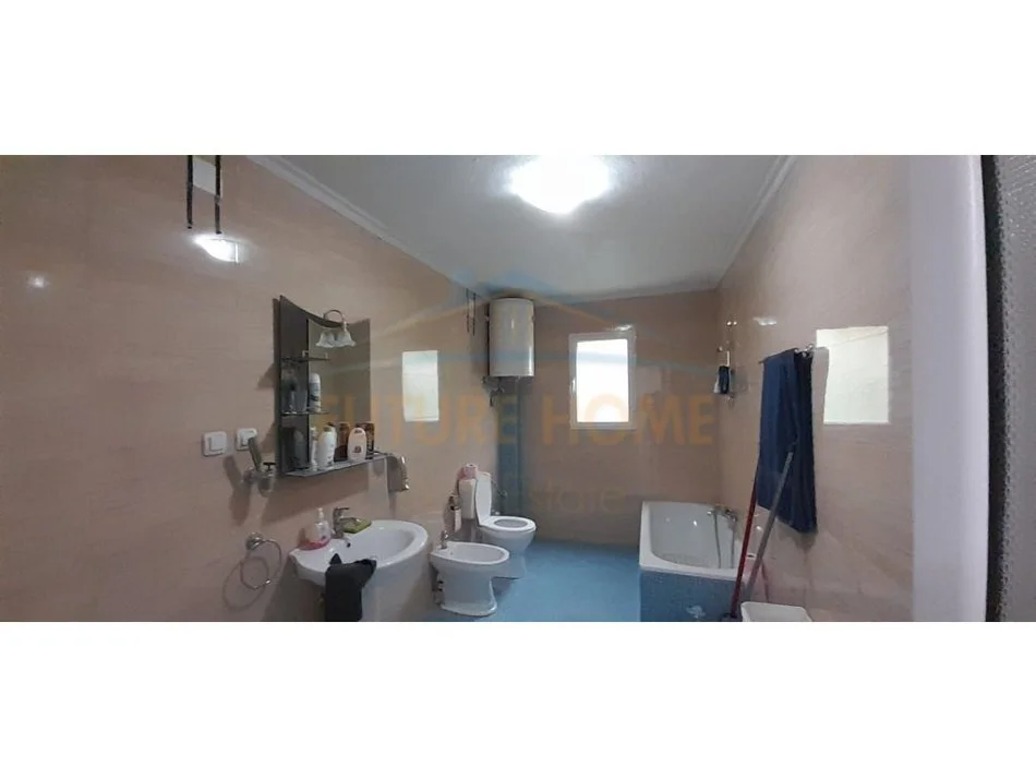 Korce, jepet me qera apartament 2+1+Ballkon Kati 2, 90 m² 250 € (Lagjia 15, Korçë)