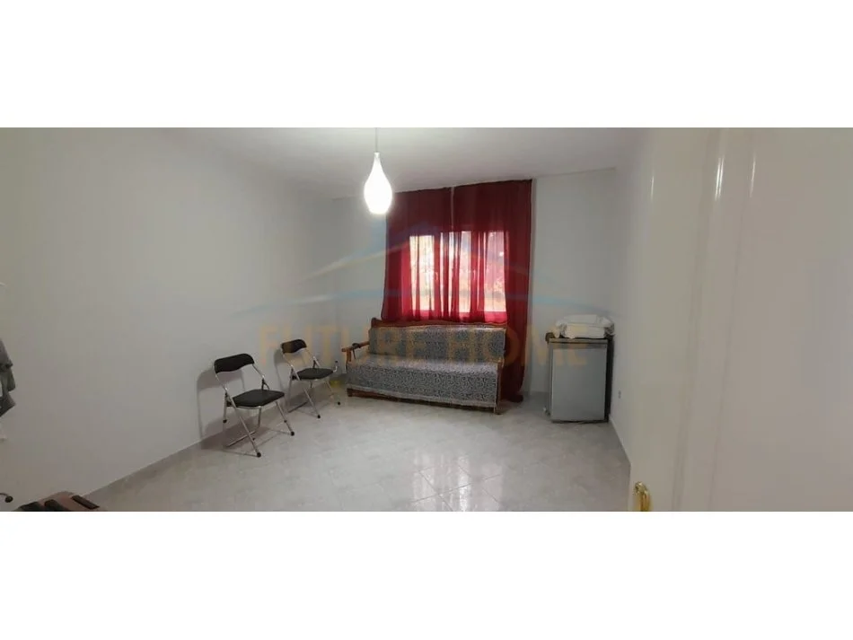 Korce, jepet me qera apartament 2+1+Ballkon Kati 2, 90 m² 250 € (Lagjia 15, Korçë)