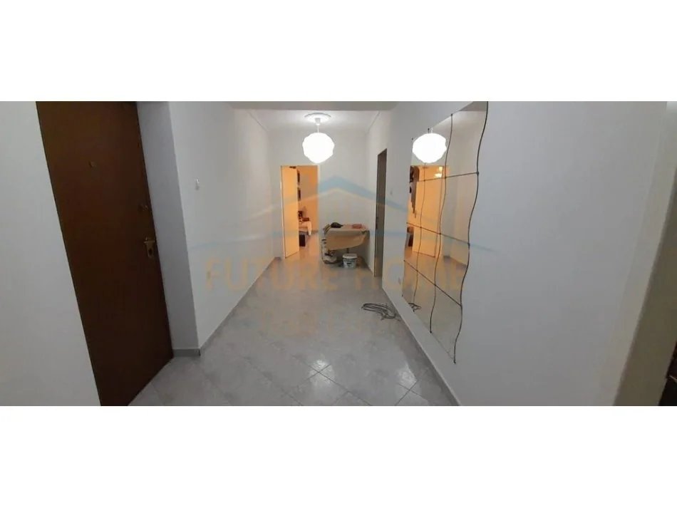 Korce, jepet me qera apartament 2+1+Ballkon Kati 2, 90 m² 250 € (Lagjia 15, Korçë)