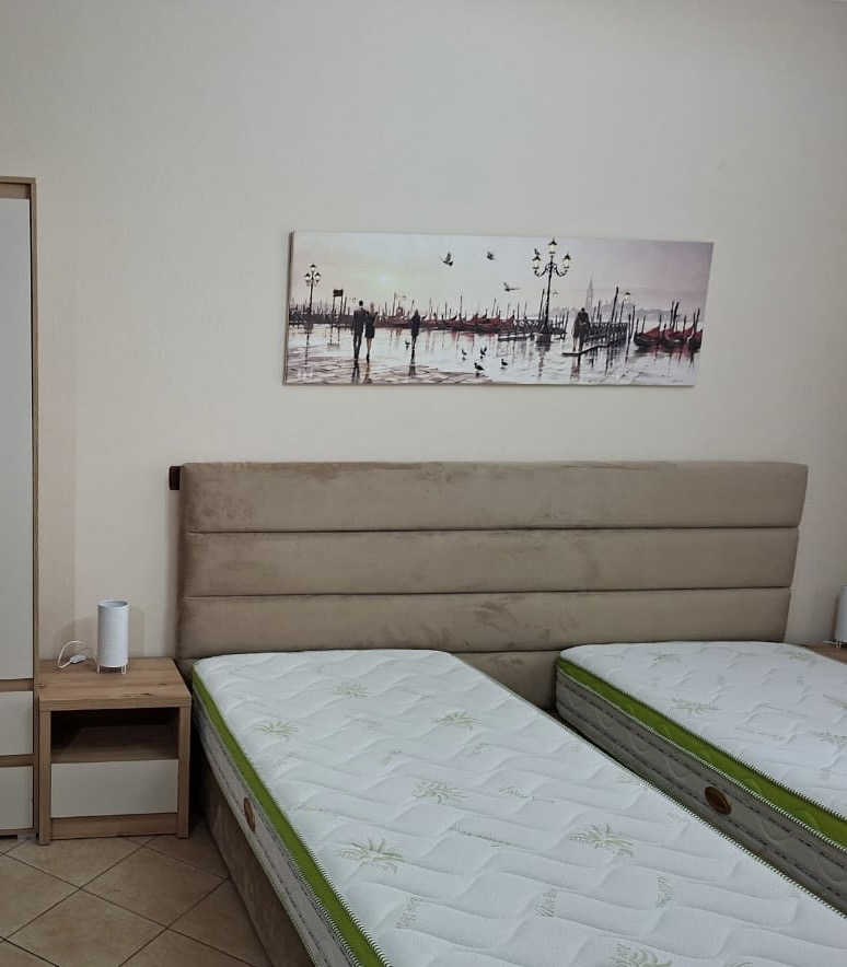 Tirane, okazion Shiten 2 krevate + dyshek+ 2 komedina. 350 €