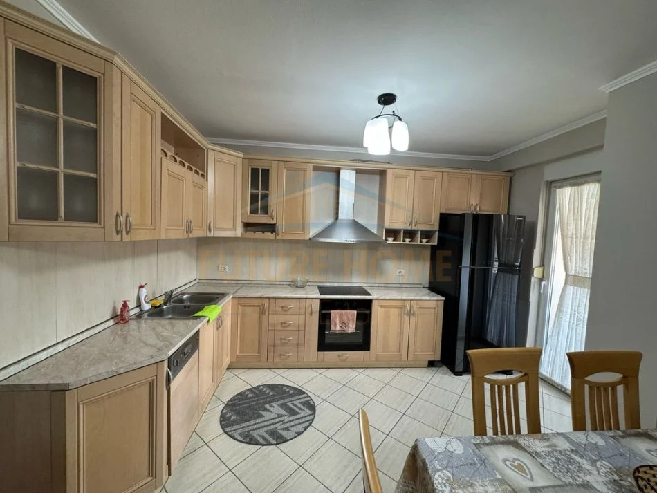 Tirane, jepet me qera apartament 2+1+Ballkon Kati 5, 90 m² 1.000 € (Rruga e Elbasanit)