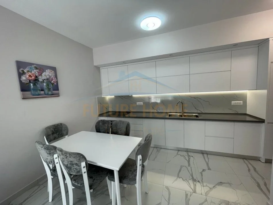 Tirane, jepet me qera apartament 2+1 Kati 6, 98 m² 850 € (Fusha e Aviacionit)