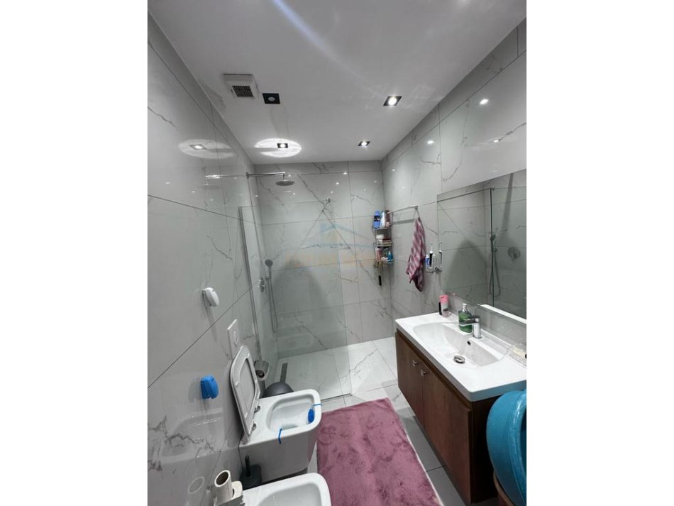 Tirane, shitet apartament 2+1 Kati 9, 74 m² 140.000 € (Rruga 3 Deshmoret)