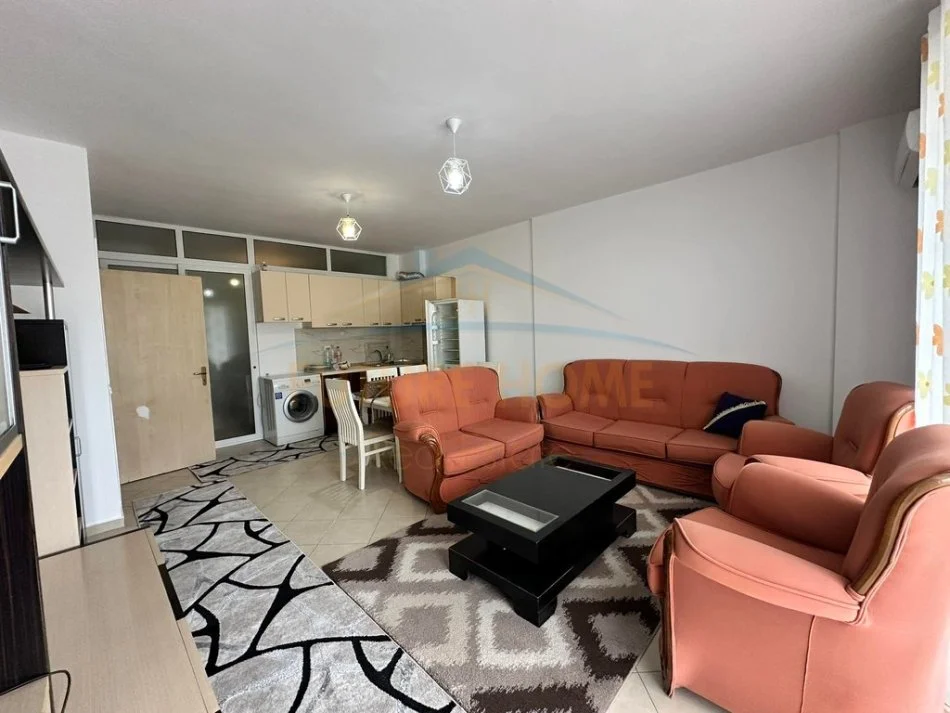Tirane, jepet me qera apartament 2+1+Ballkon Kati 7, 400 € (Astir)