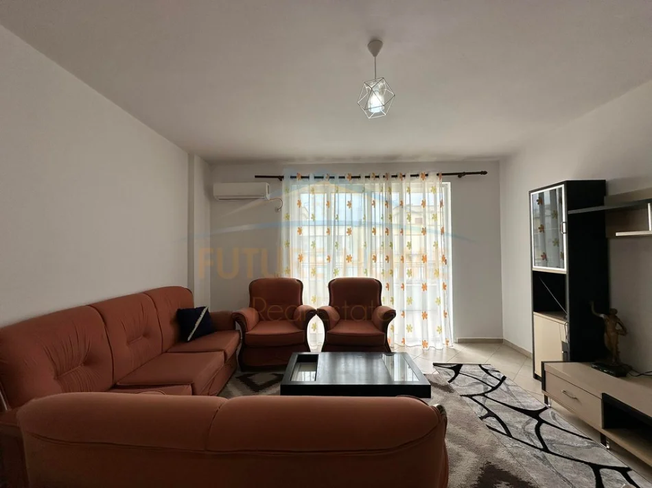 Tirane, jepet me qera apartament 2+1+Ballkon Kati 7, 84 m² 450 € (Unaza e Re)