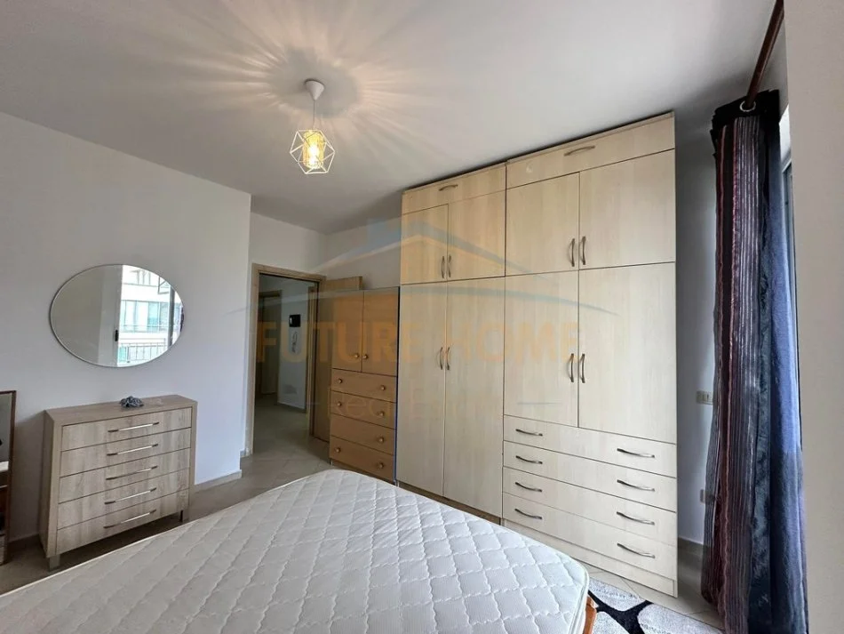 Tirane, jepet me qera apartament 2+1+Ballkon Kati 7, 400 € (Astir)