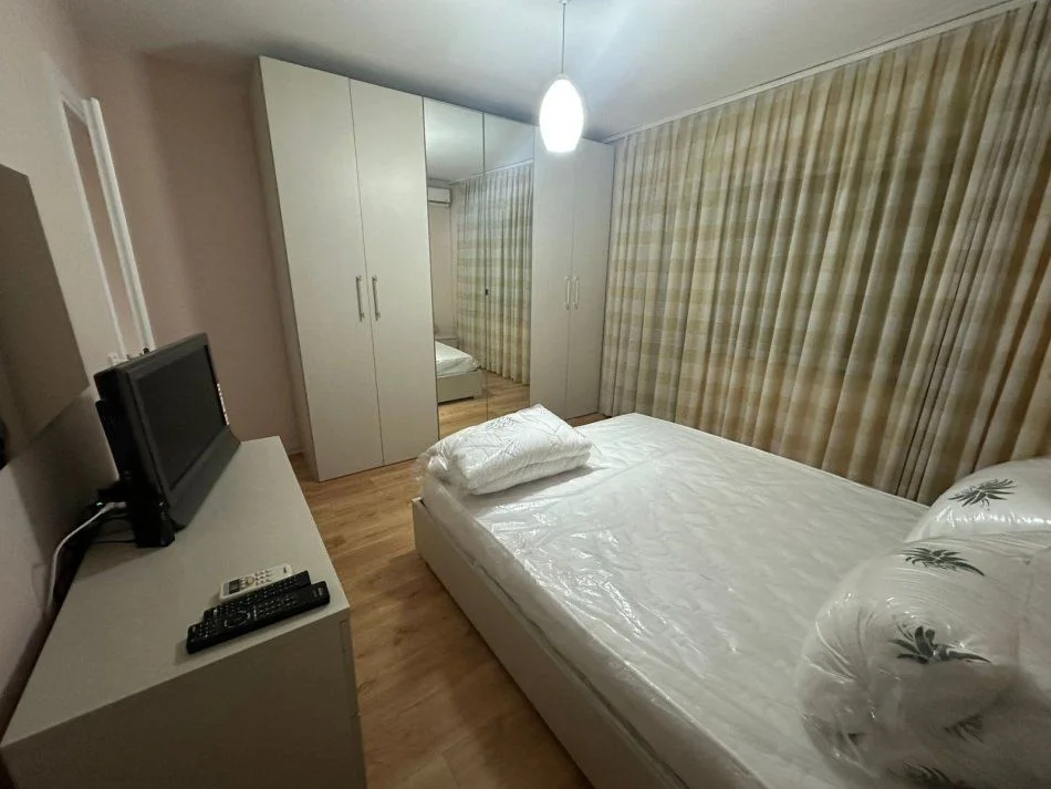 Shqiperi, jepet me qera apartament 2+1+Ballkon Kati 2, 81 m² 650 € (Ish Fusha e Aviacionit)