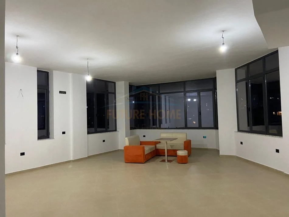 Qera, Ambient Komercial, Rruga Halit Haxhija, në Babrru, Tiranë. AREA51247