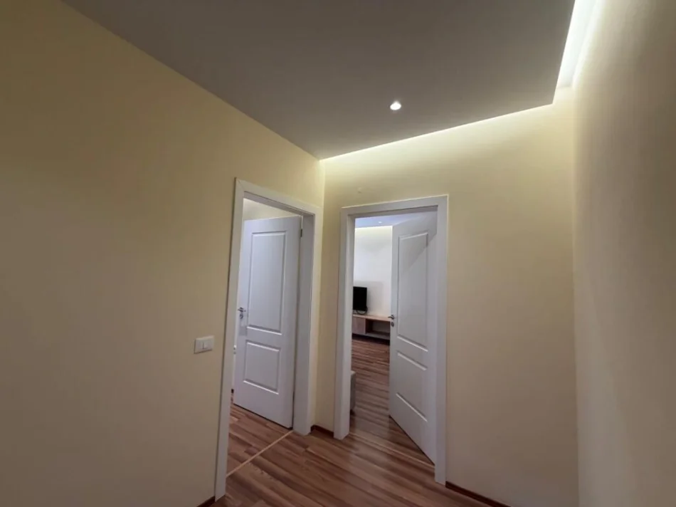 Tirane, jepet me qera apartament 1+1+Ballkon Kati 5, 65 m² 450 € (ASTIR VILA L2)