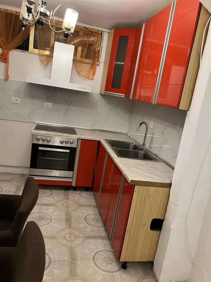 Tirane, jepet me qera shtepi 1+1 Kati 1, 70 m² 400 € (rruga Barrikadave)