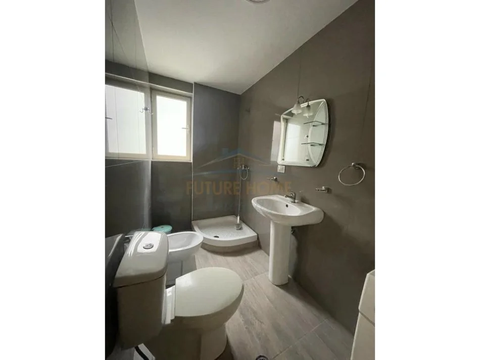 Tirane, jepet me qera apartament 2+1 Kati 4, 85 m² 600 € 