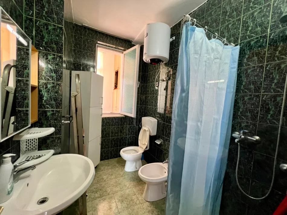 Tirane, jepet me qera apartament 2+1+Ballkon Kati 4, 80 m² 600 € (Shkolla e Kuqe)