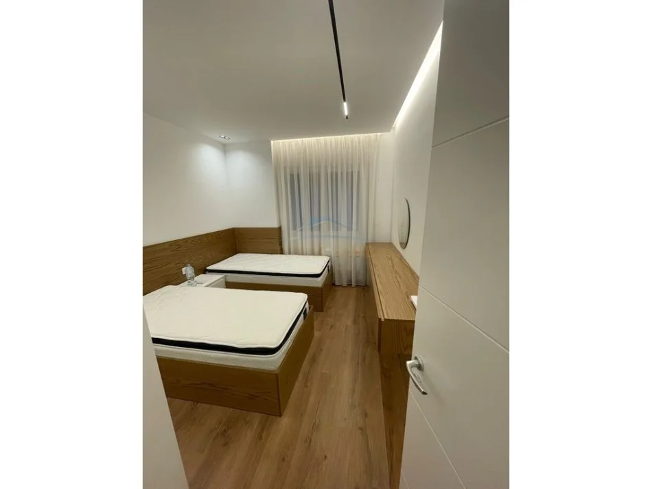 Tirane, jepet me qera apartament 2+1+Ballkon Kati 6, 111 m² 1.300 € (Kodra e Diellit)