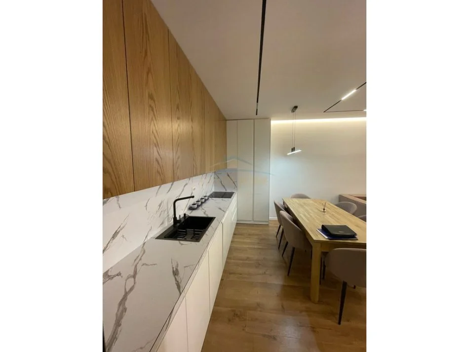 Tirane, jepet me qera apartament 2+1+Ballkon Kati 6, 111 m² 1.300 € (Kodra e Diellit)