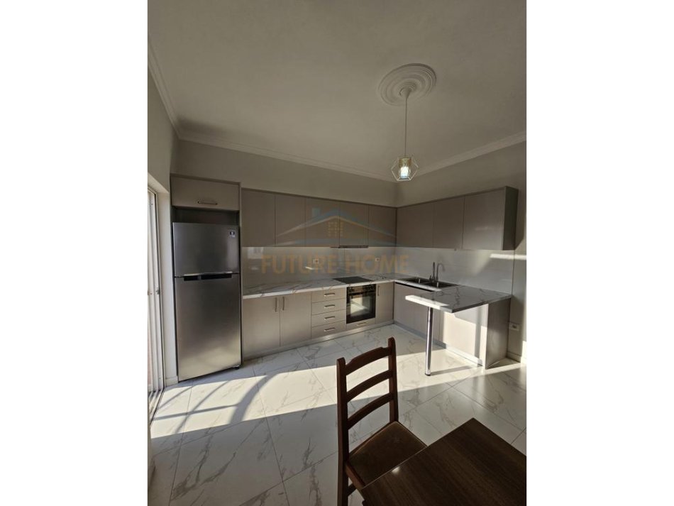 Durres, jepet me qera apartament 2+1 Kati 3, 90 m² 300 € (Kenet)