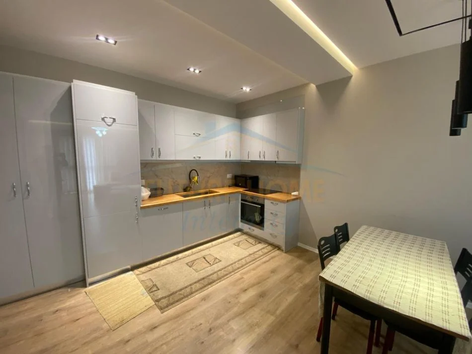 Tirane, jepet me qera apartament 2+1+Ballkon Kati 9, 114 m² 700 € (Farmacia 10)