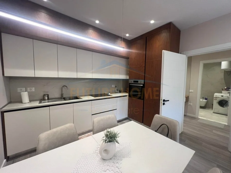 Tirane, jepet me qera apartament 1+1+Ballkon Kati 1, 70 m² 700 € (Selite)