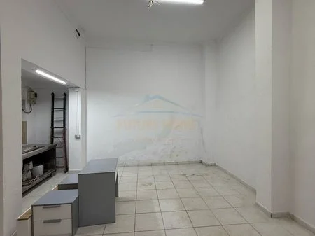 Qera, Ambient Komerciale, në Tregun Çam, Tirane. AREA51398