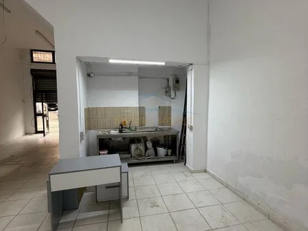 Qera, Ambient Komerciale, në Tregun Çam, Tirane. AREA51398