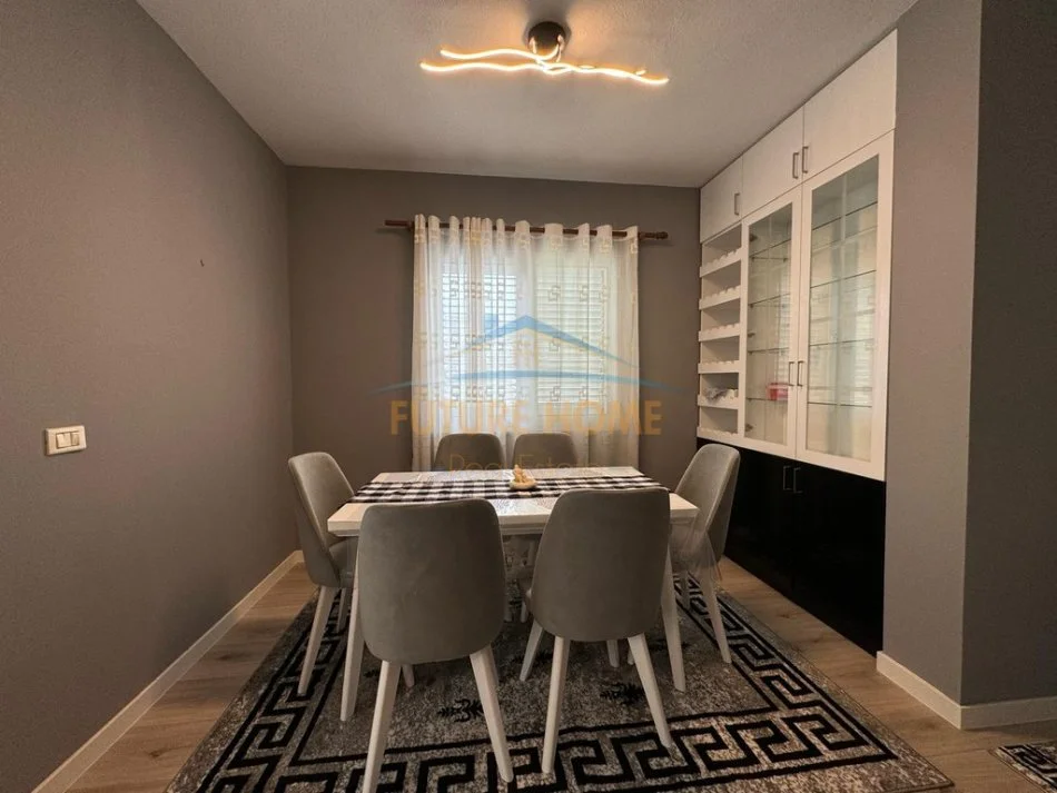 Tirane, jepet me qera apartament 2+1+Ballkon Kati 4, 120 m² 800 € (Liqeni i Thate)