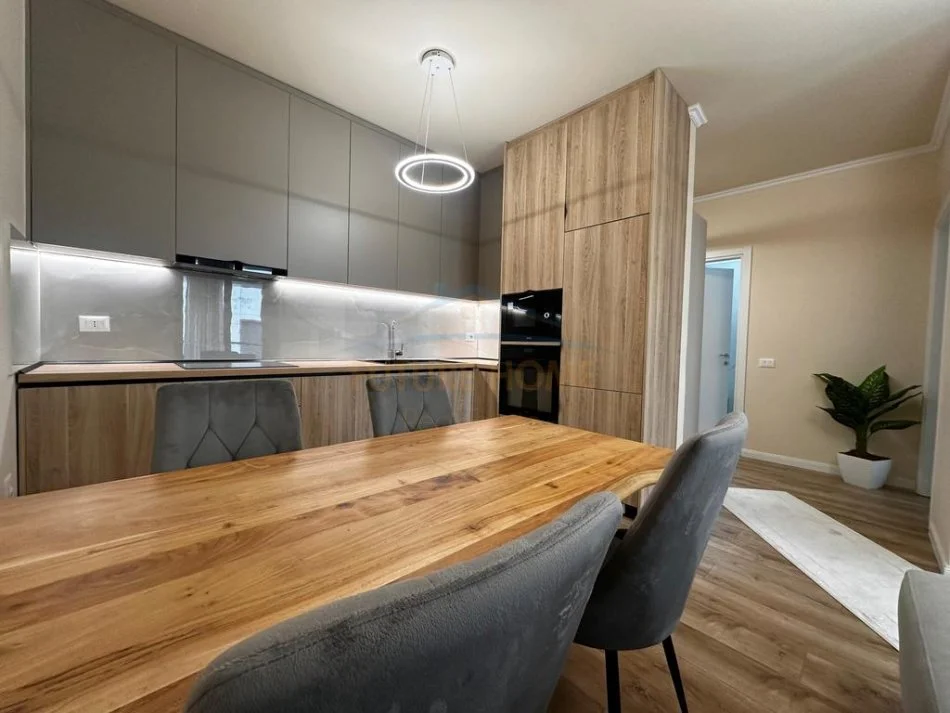 Tirane, jepet me qera apartament 1+1+Ballkon+Post Parkimi, Kati 3, 68 m² 1.000 € (Liqeni i Thate)