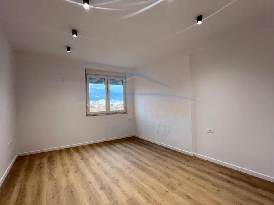 Tirane, shitet apartament 2+1+Ballkon Kati 4, 78 m² 195.000 € (Pazari i Ri)