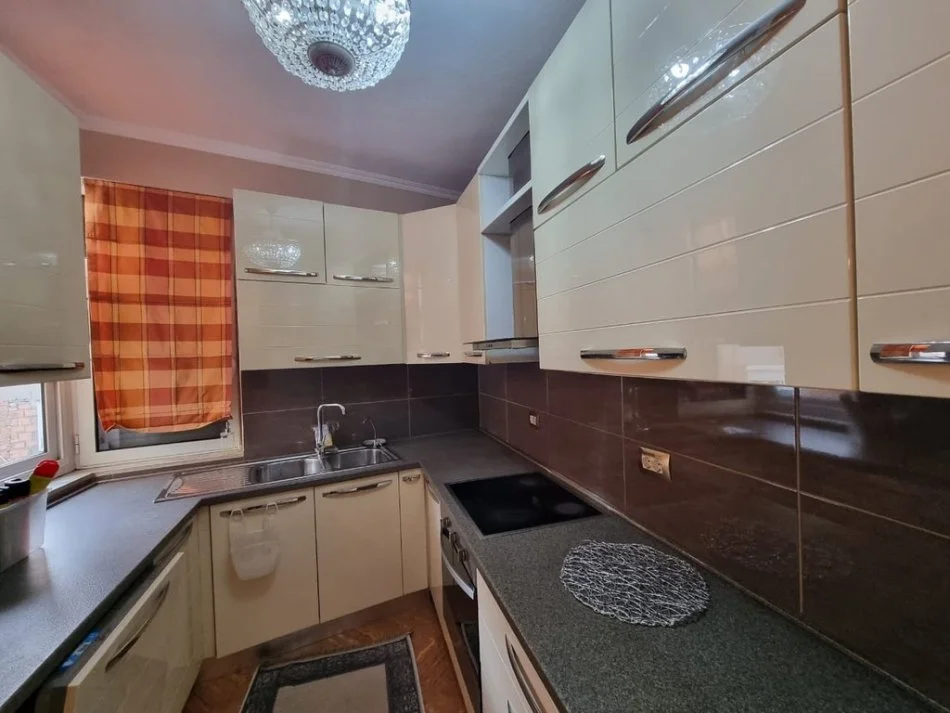 Tirane, jepet me qera apartament 2+1 Kati 4, 100 m² 750 € (Qender)